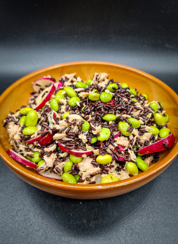 5 insalate estive facili e veloci: riso venere, edamame e tonno