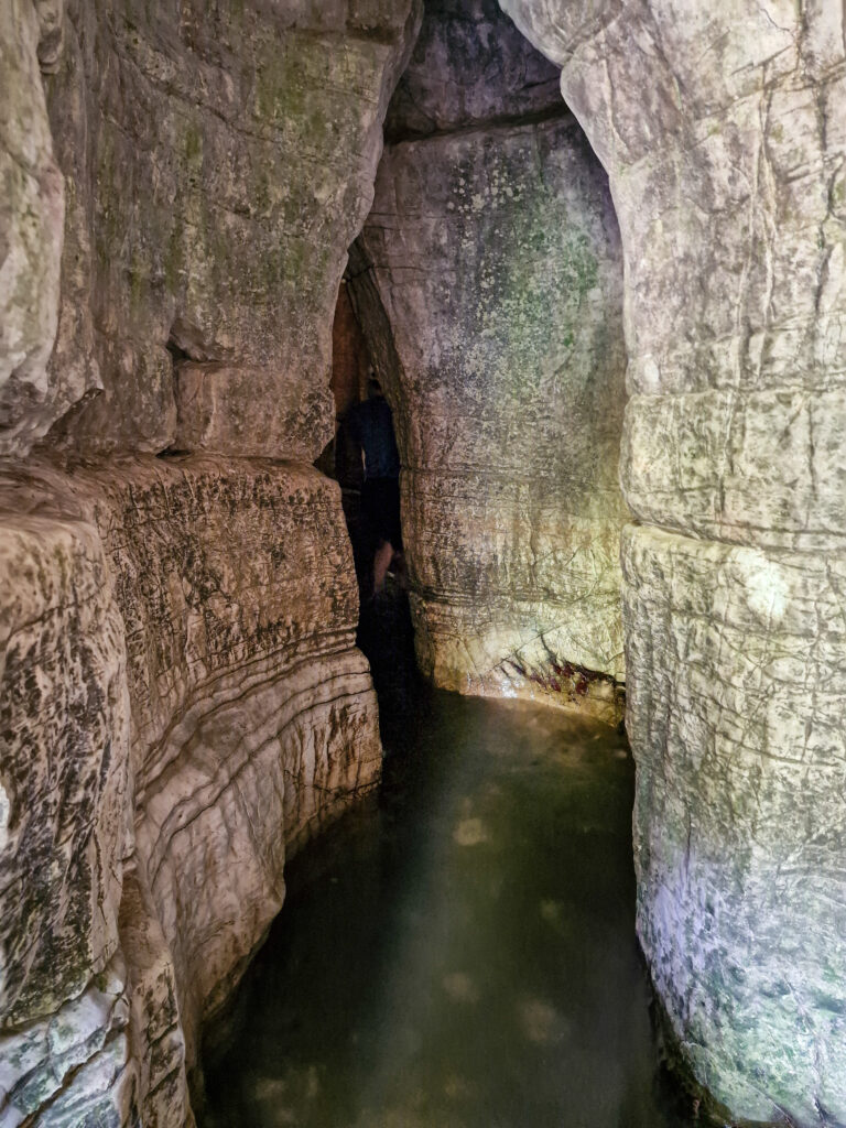 Grotte di Ara: roccia