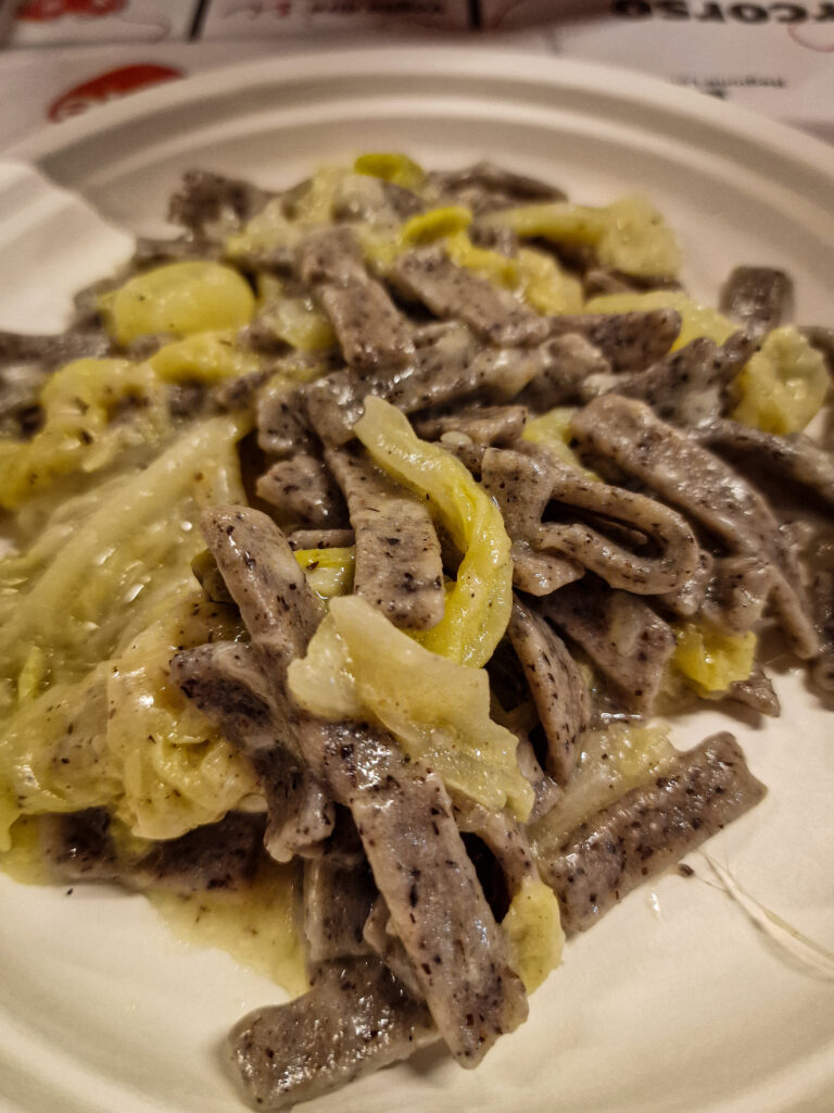 Pizzoccheri valtellinesi serviti durante Morbegno in Cantina