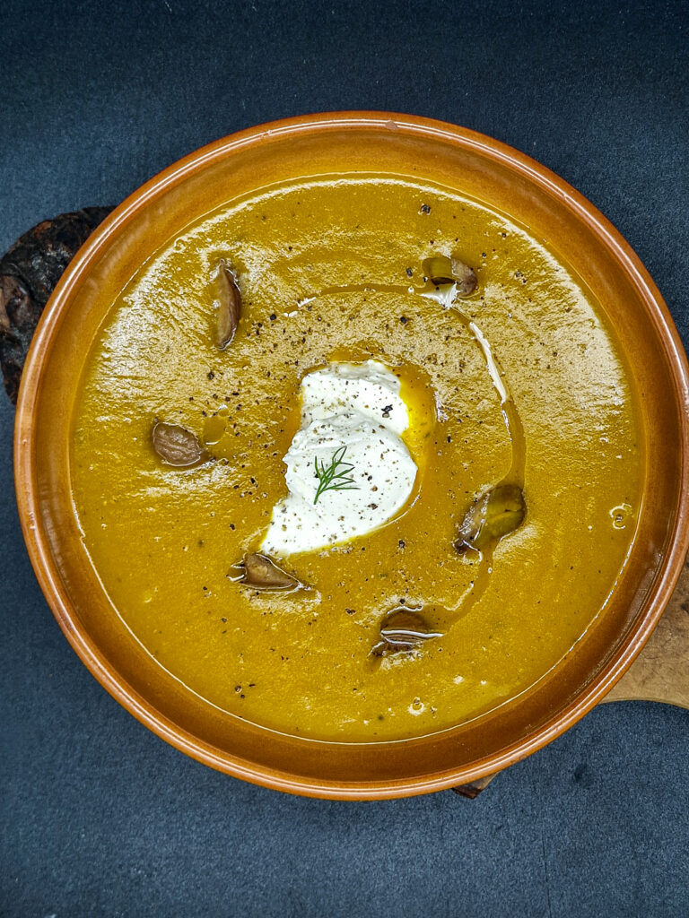 Crema di zucca e castagne vellutata decorata con timo e panna acida