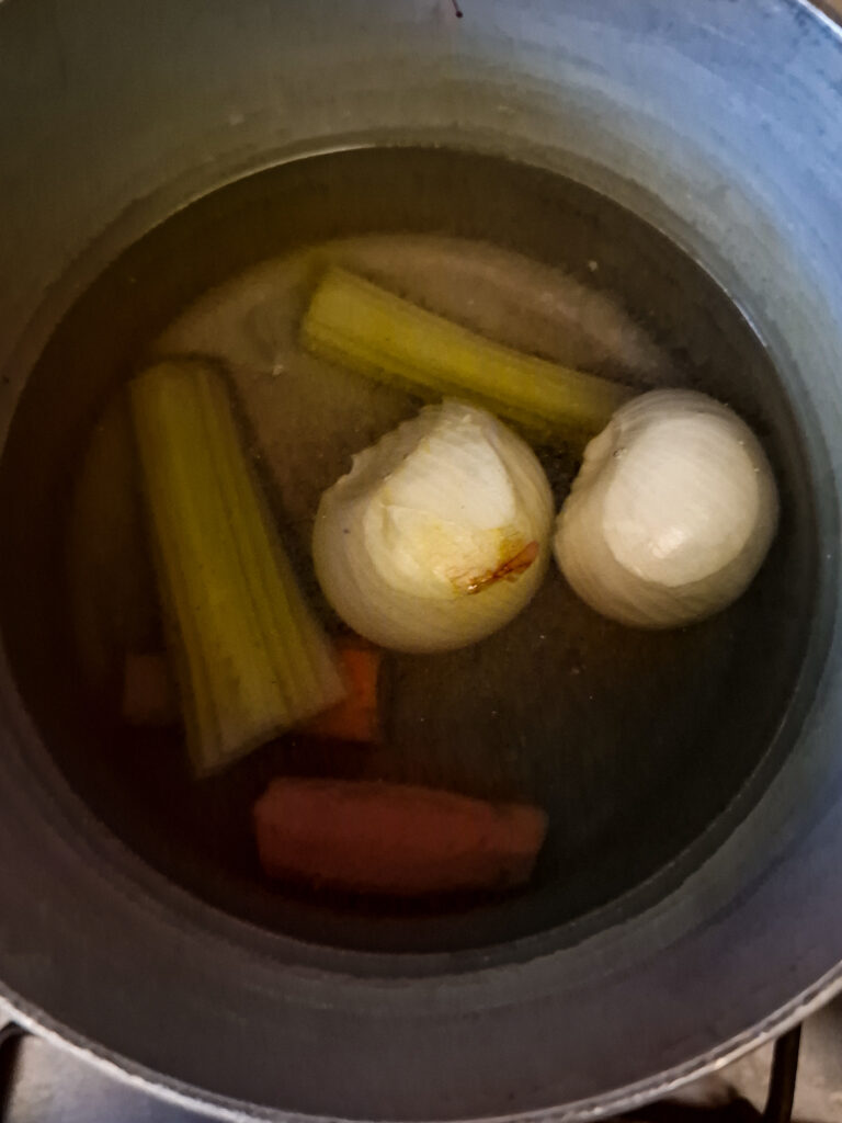 Ingredienti per il brodo fatto in casa.