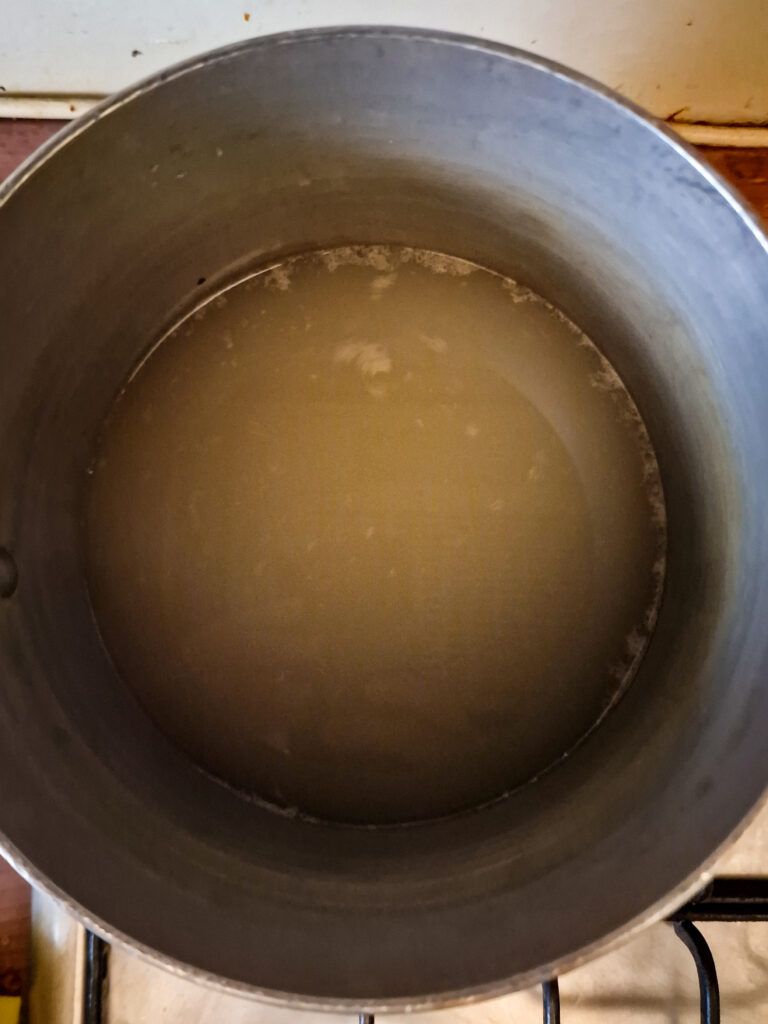 Preparazione fumetto per brodo fatto in casa