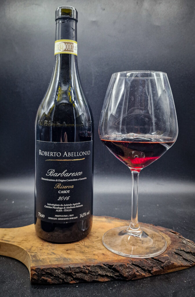 Bottiglia di Barbaresco Abellonio Riserva Casot 2016 per la degustazione.