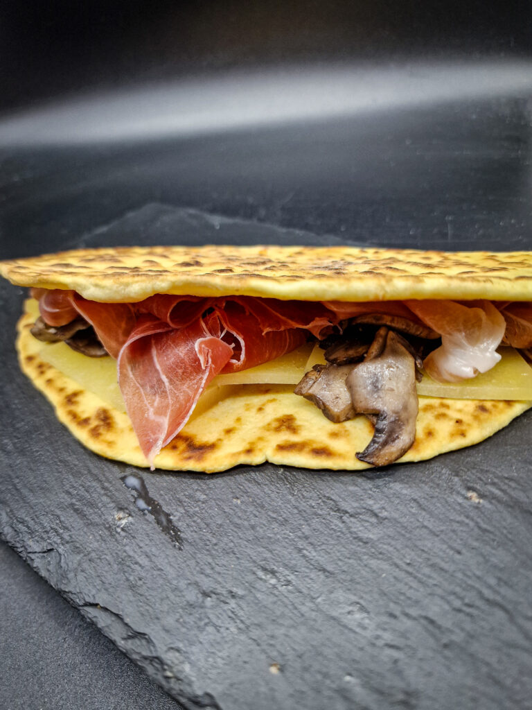 Piadina crudo e montasio