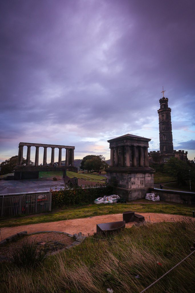 Cosa vedere ad Edimburgo: Panorama di Edimburgo da Calton Hill sotto il cielo nuvoloso
