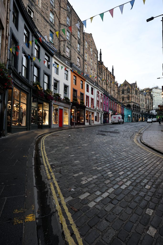 Cosa vedere ad Edimburgo: Victoria Street a Edimburgo con le facciate colorate dei negozi